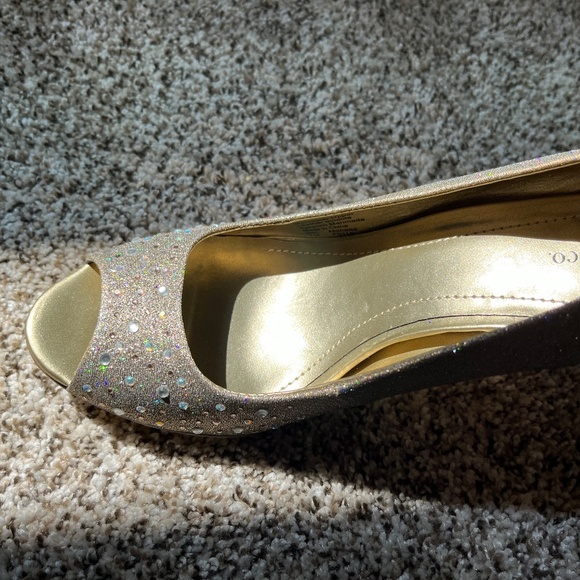 Peep-Toe Sparkly Gold Pumps (size 7) - Picture 8 of 10